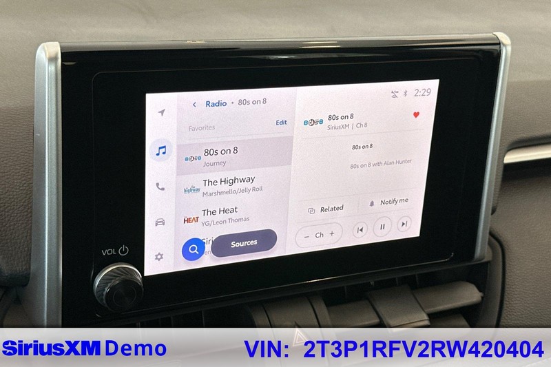 Toyota RAV4 Vehicle Full-screen Gallery Image 28
