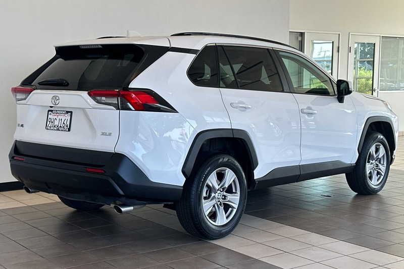 Toyota RAV4 Vehicle Full-screen Gallery Image 04