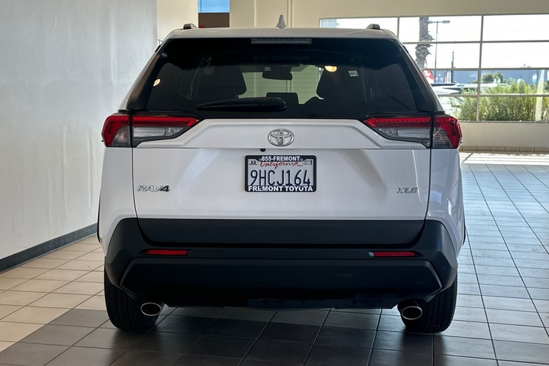 Toyota RAV4 Vehicle Full-screen Gallery Image 05