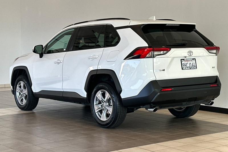 Toyota RAV4 Vehicle Full-screen Gallery Image 06