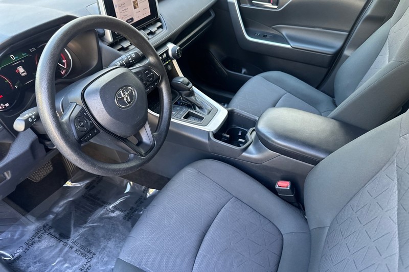 Toyota RAV4 Vehicle Full-screen Gallery Image 10