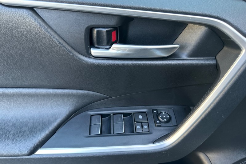 Toyota RAV4 Vehicle Full-screen Gallery Image 11