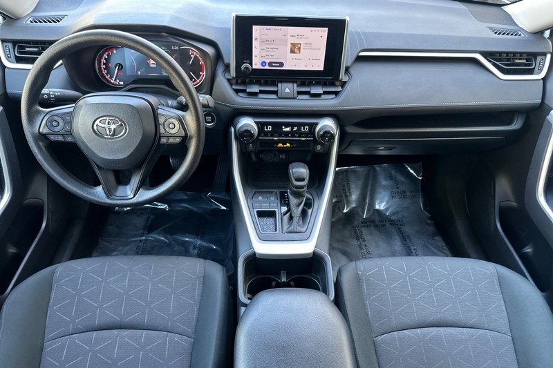 Toyota RAV4 Vehicle Full-screen Gallery Image 13