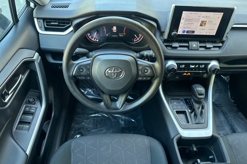 Toyota RAV4 Vehicle Full-screen Gallery Image 14