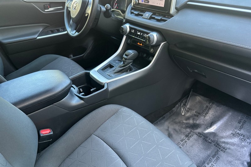 Toyota RAV4 Vehicle Full-screen Gallery Image 16