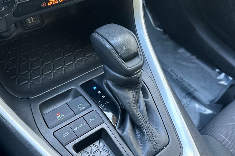 Toyota RAV4 Vehicle Full-screen Gallery Image 21