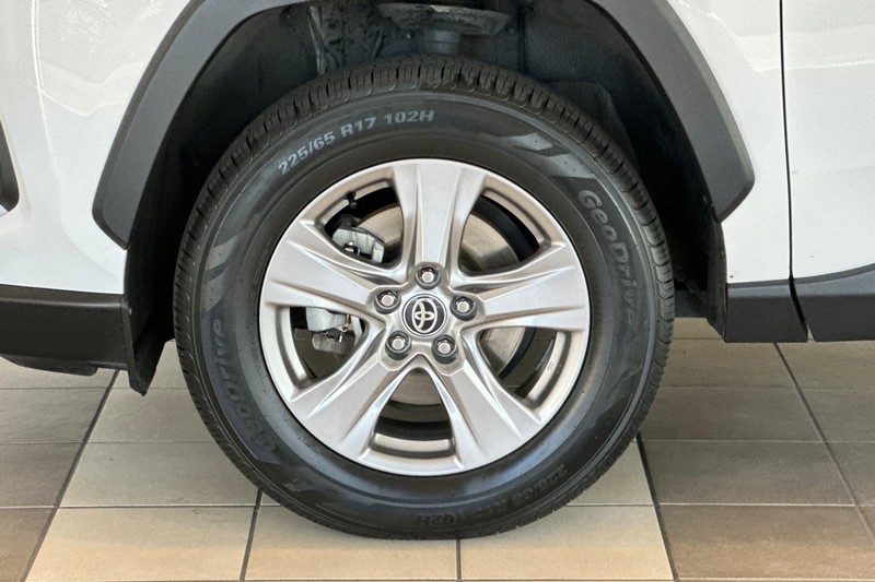 Toyota RAV4 Vehicle Full-screen Gallery Image 26