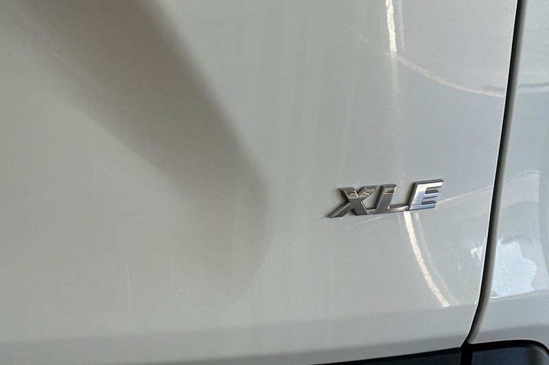 Toyota RAV4 Vehicle Full-screen Gallery Image 27