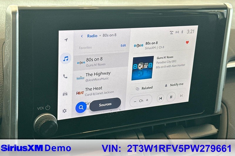 Toyota RAV4 Vehicle Full-screen Gallery Image 28