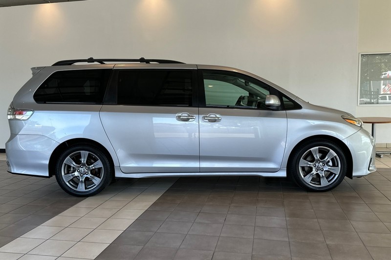 Toyota Sienna Vehicle Full-screen Gallery Image 03