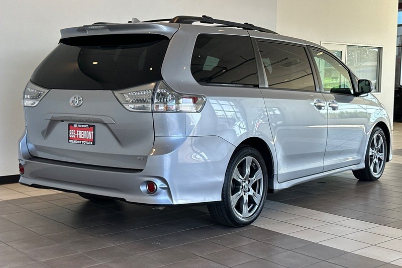 Toyota Sienna Vehicle Full-screen Gallery Image 04