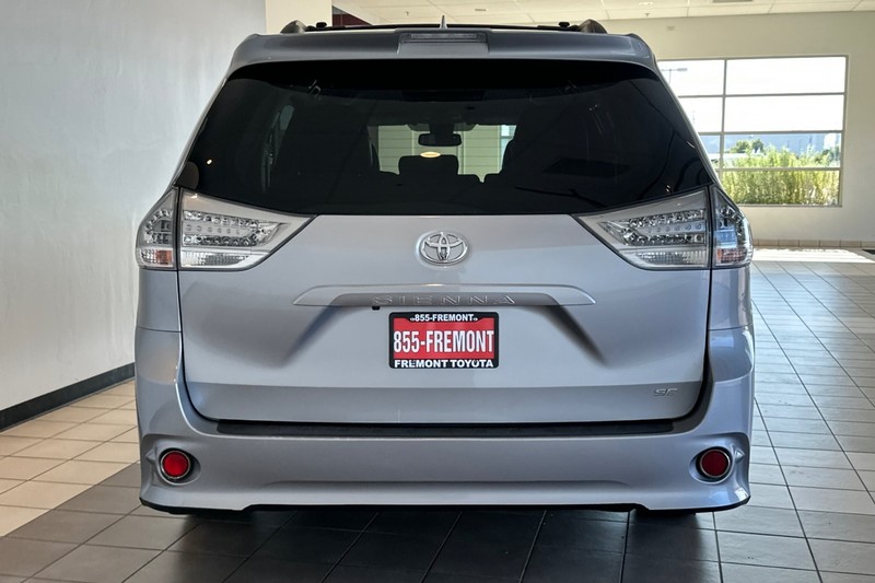 Toyota Sienna Vehicle Full-screen Gallery Image 05