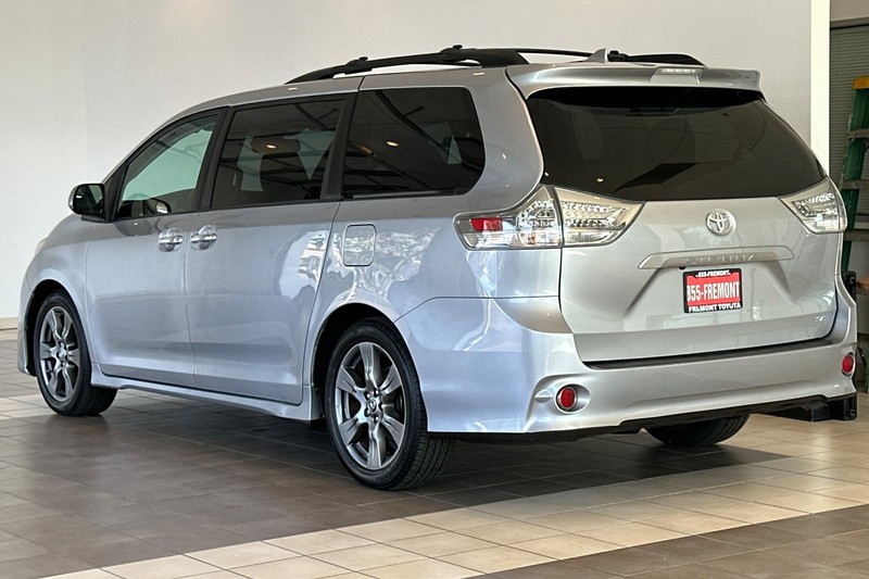 Toyota Sienna Vehicle Full-screen Gallery Image 06