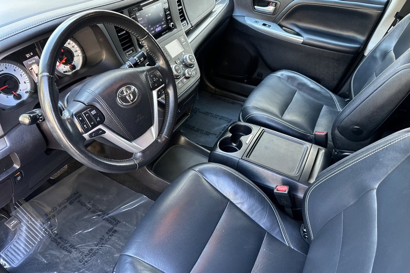 Toyota Sienna Vehicle Full-screen Gallery Image 10
