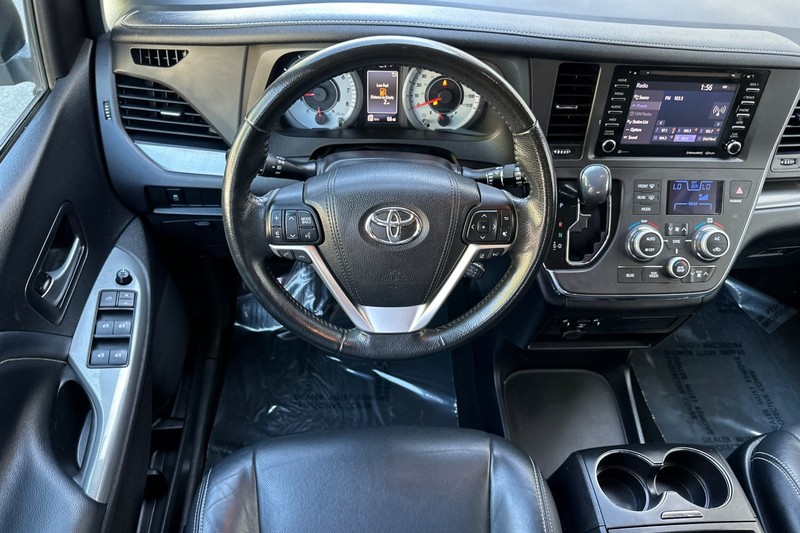 Toyota Sienna Vehicle Full-screen Gallery Image 14