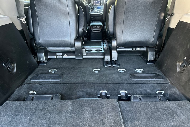 Toyota Sienna Vehicle Full-screen Gallery Image 16