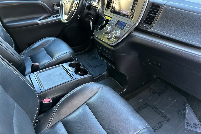 Toyota Sienna Vehicle Full-screen Gallery Image 17