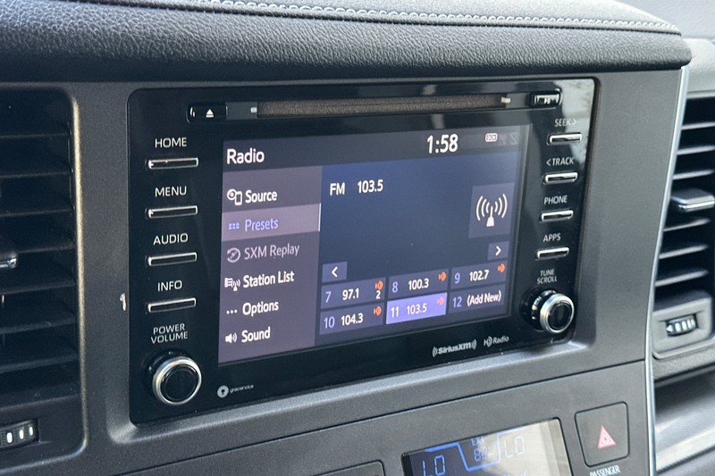 Toyota Sienna Vehicle Full-screen Gallery Image 19