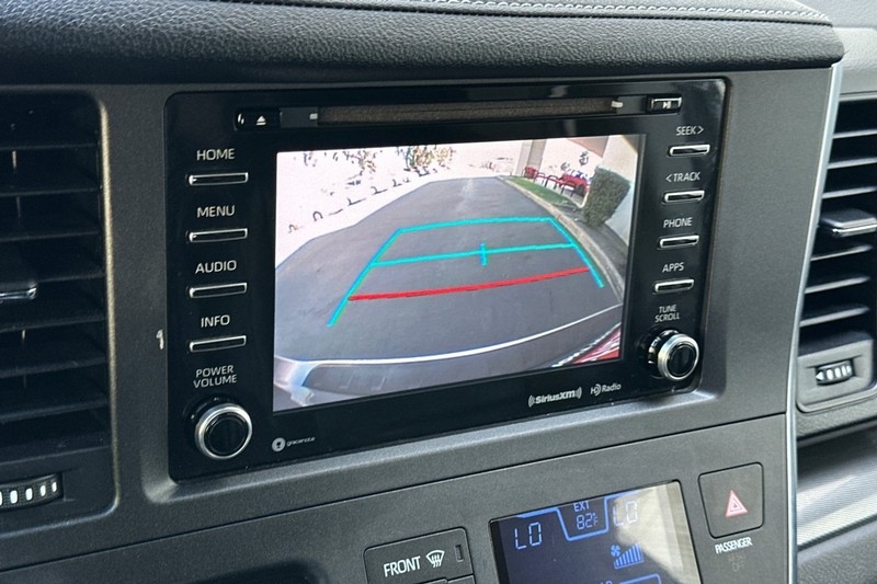 Toyota Sienna Vehicle Full-screen Gallery Image 20