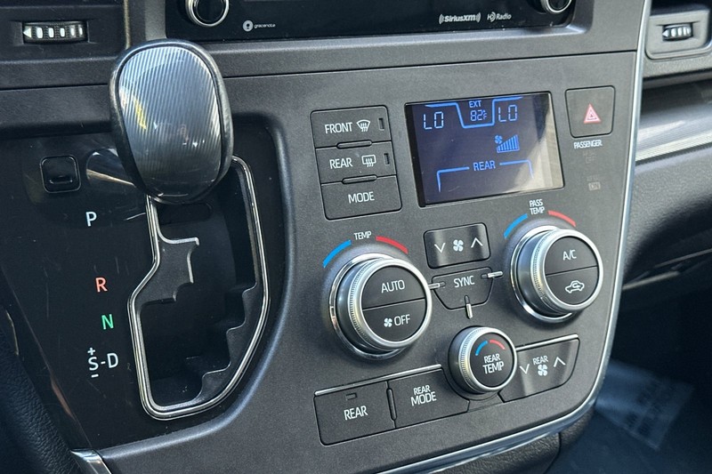 Toyota Sienna Vehicle Full-screen Gallery Image 21