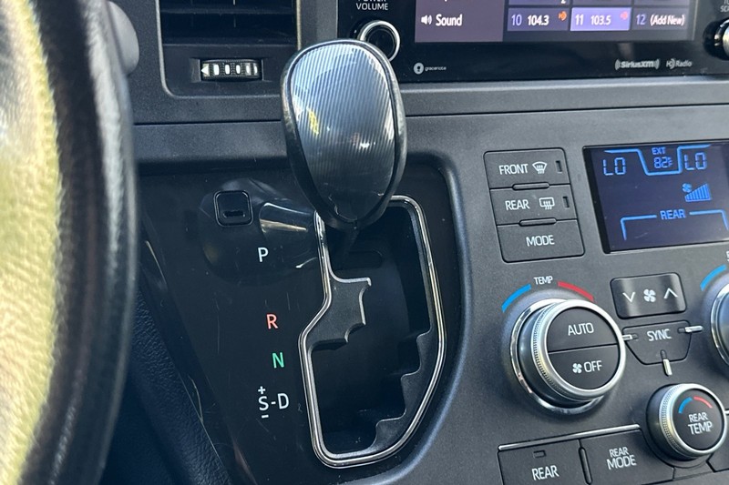 Toyota Sienna Vehicle Full-screen Gallery Image 22