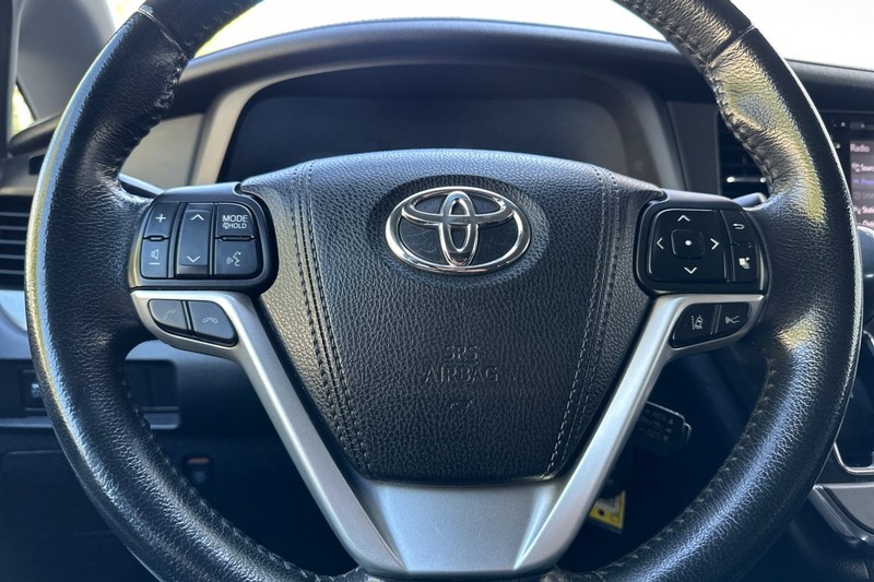 Toyota Sienna Vehicle Full-screen Gallery Image 23