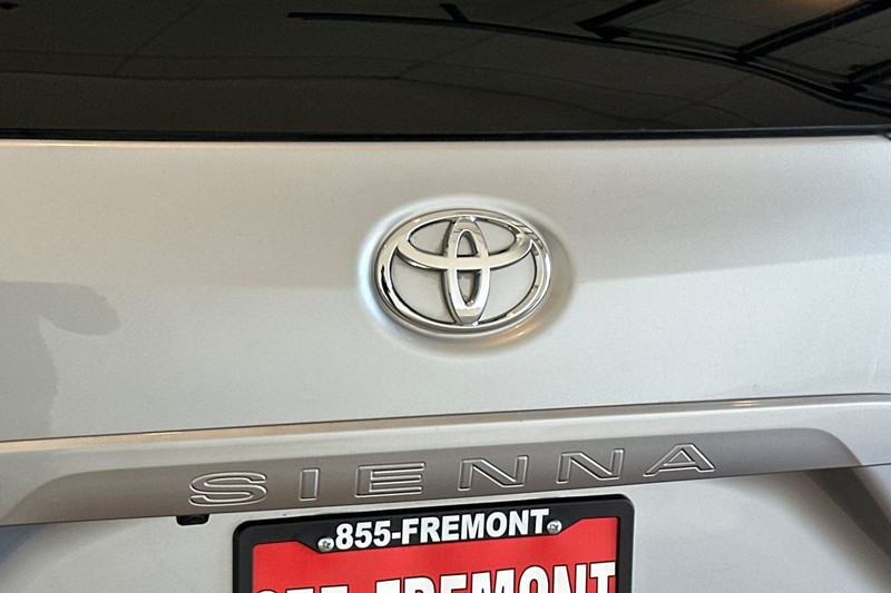 Toyota Sienna Vehicle Full-screen Gallery Image 27