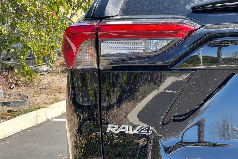 Toyota RAV4 Vehicle Full-screen Gallery Image 07