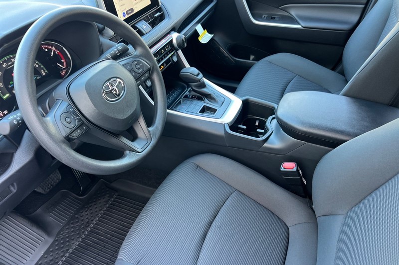 Toyota RAV4 Vehicle Full-screen Gallery Image 08