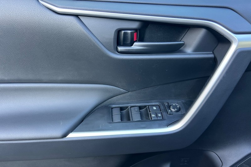 Toyota RAV4 Vehicle Full-screen Gallery Image 09