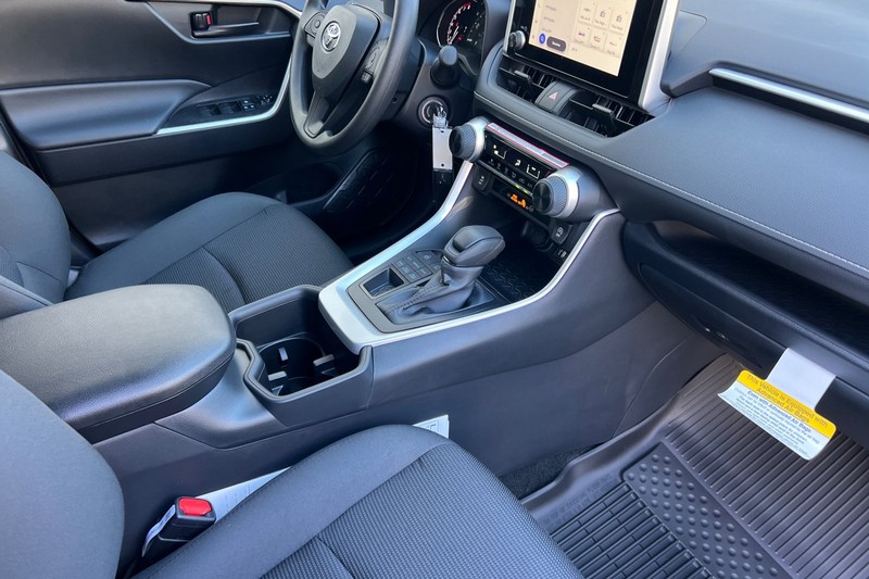 Toyota RAV4 Vehicle Full-screen Gallery Image 14