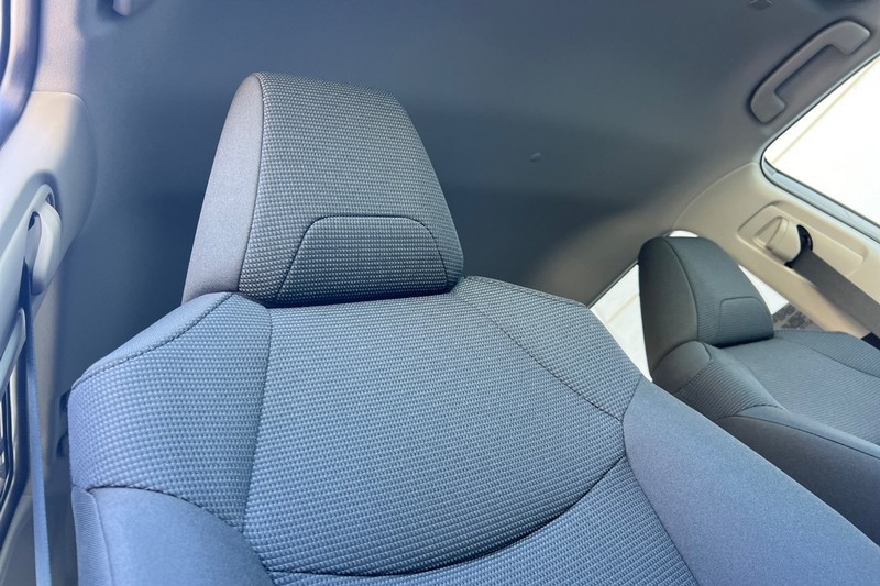 Toyota RAV4 Vehicle Full-screen Gallery Image 15