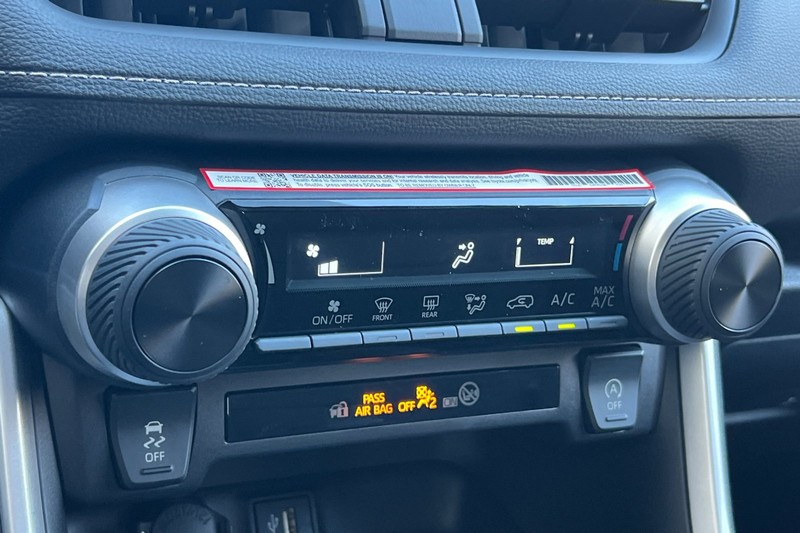 Toyota RAV4 Vehicle Full-screen Gallery Image 17