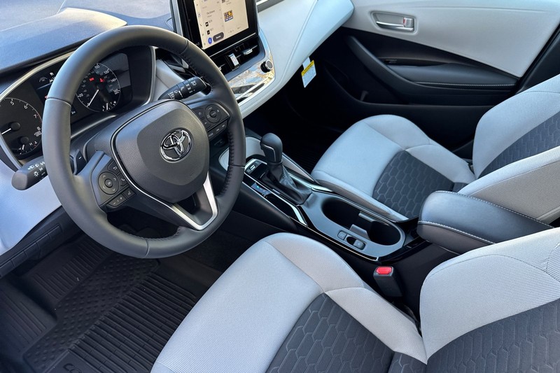 Toyota Corolla Hatchback Vehicle Full-screen Gallery Image 07