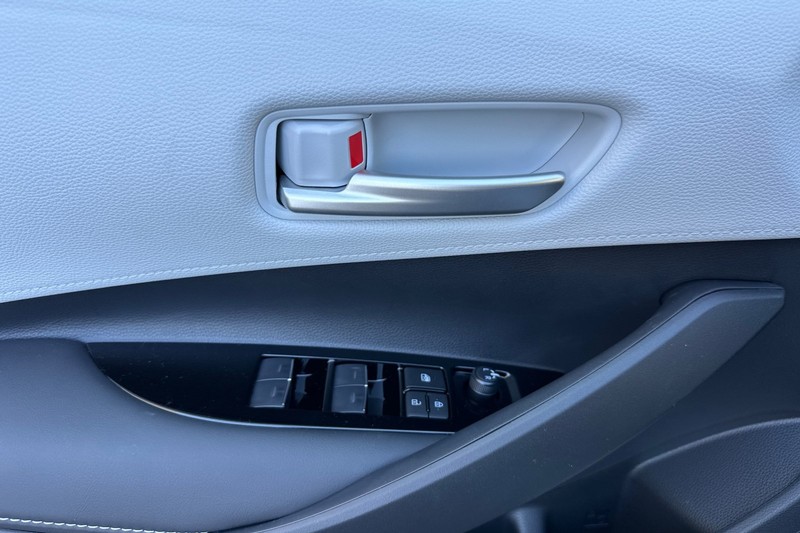 Toyota Corolla Hatchback Vehicle Full-screen Gallery Image 08