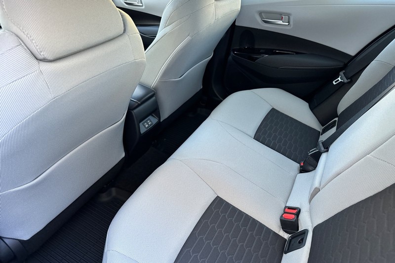 Toyota Corolla Hatchback Vehicle Full-screen Gallery Image 09