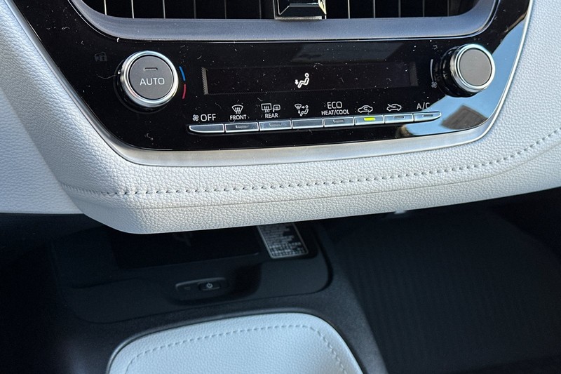 Toyota Corolla Hatchback Vehicle Full-screen Gallery Image 16