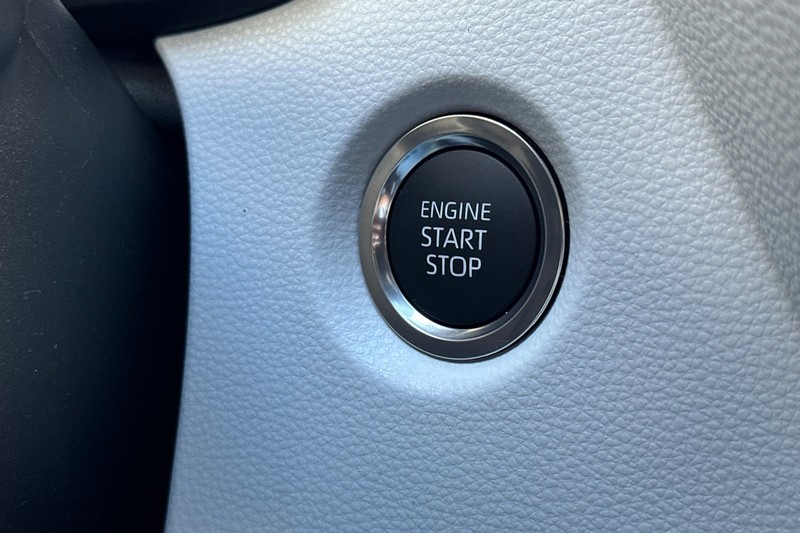 Toyota Corolla Hatchback Vehicle Full-screen Gallery Image 18