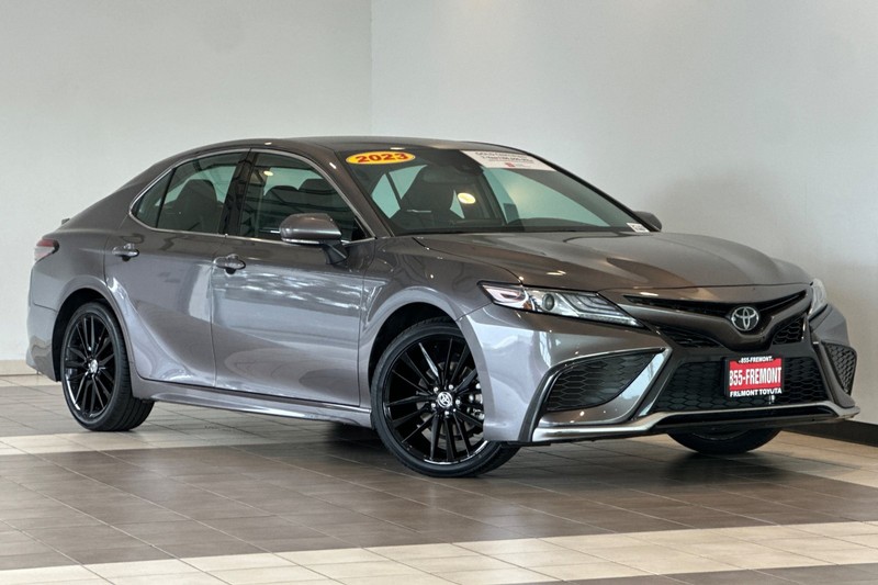 Toyota Camry Vehicle Full-screen Gallery Image 02