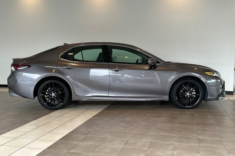 Toyota Camry Vehicle Full-screen Gallery Image 03