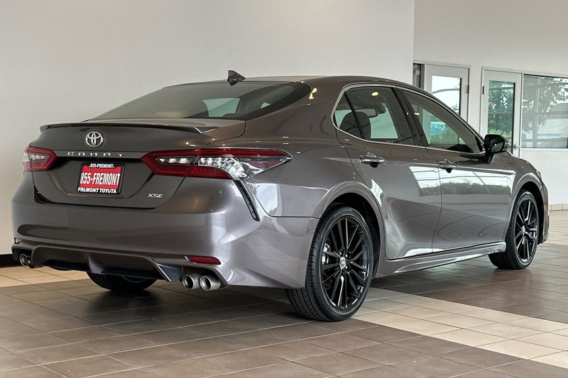 Toyota Camry Vehicle Full-screen Gallery Image 04