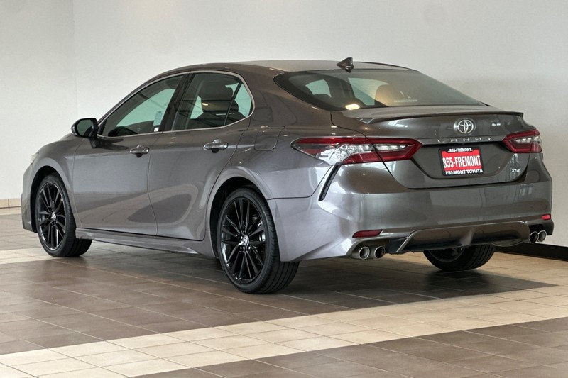 Toyota Camry Vehicle Full-screen Gallery Image 06