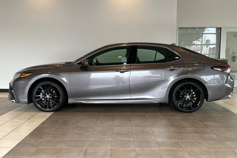 Toyota Camry Vehicle Full-screen Gallery Image 07