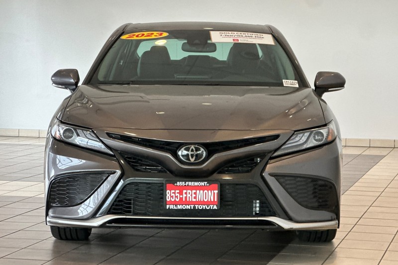 Toyota Camry Vehicle Full-screen Gallery Image 09