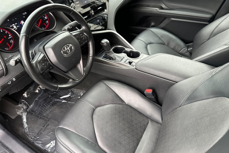 Toyota Camry Vehicle Full-screen Gallery Image 10