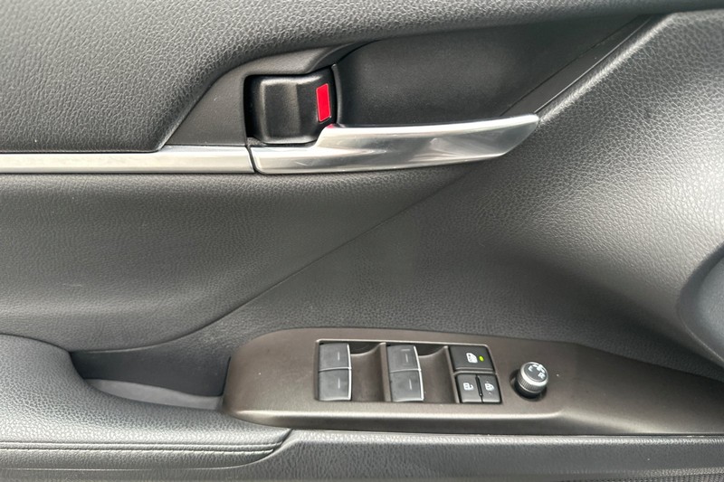 Toyota Camry Vehicle Full-screen Gallery Image 11