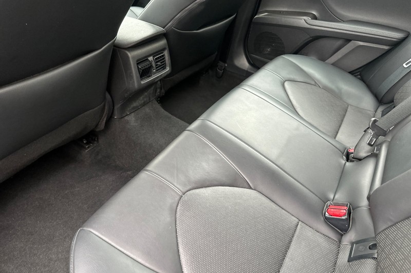 Toyota Camry Vehicle Full-screen Gallery Image 12