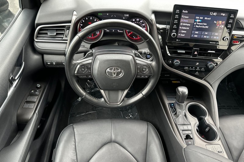 Toyota Camry Vehicle Full-screen Gallery Image 14