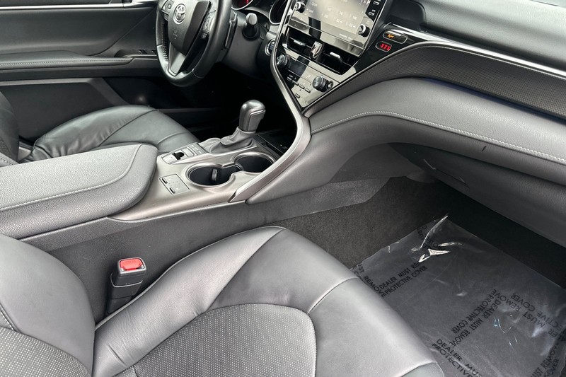 Toyota Camry Vehicle Full-screen Gallery Image 15