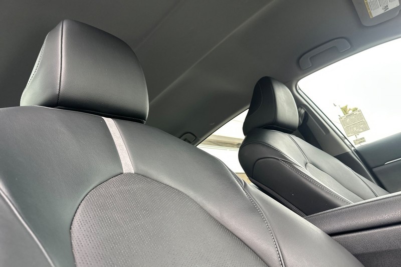 Toyota Camry Vehicle Full-screen Gallery Image 16